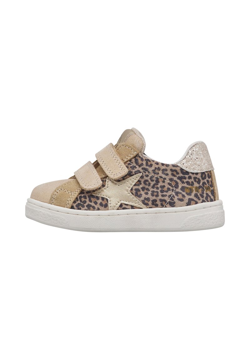 Sneaker beige con stampa leopardata, dotata di due cinturini in velcro, un accento a forma di stella dorata e suola in gomma bianca testurizzata. Materiali morbidi in suede e sintetici.