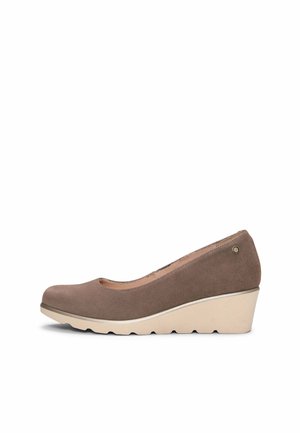 Zapato de cuña de ante marrón con puntera redonda y suela beige clara, tacón bajo y pequeño adorno metálico decorativo cerca del borde del talón.