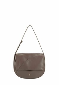 Leren schoudertas in taupe met een gevouwen klepdesign, gebogen accenten en een dunne verstelbare schouderband. Kenmerkt subtiele logo-details.