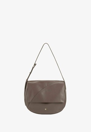 Borsa a spalla in pelle taupe con design a pattina piegata, accenti curvi e una sottile tracolla regolabile. Presenta dettagli del logo sottili.