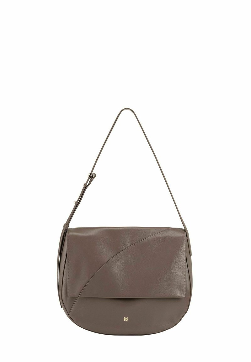 Leren schoudertas in taupe met een gevouwen klepdesign, gebogen accenten en een dunne verstelbare schouderband. Kenmerkt subtiele logo-details.