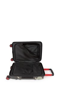 Těsný kufr v maskovacím vzoru s červenými koly. Obsahuje černý interiér, zipovou kapsu a výsuvnou rukojeť.