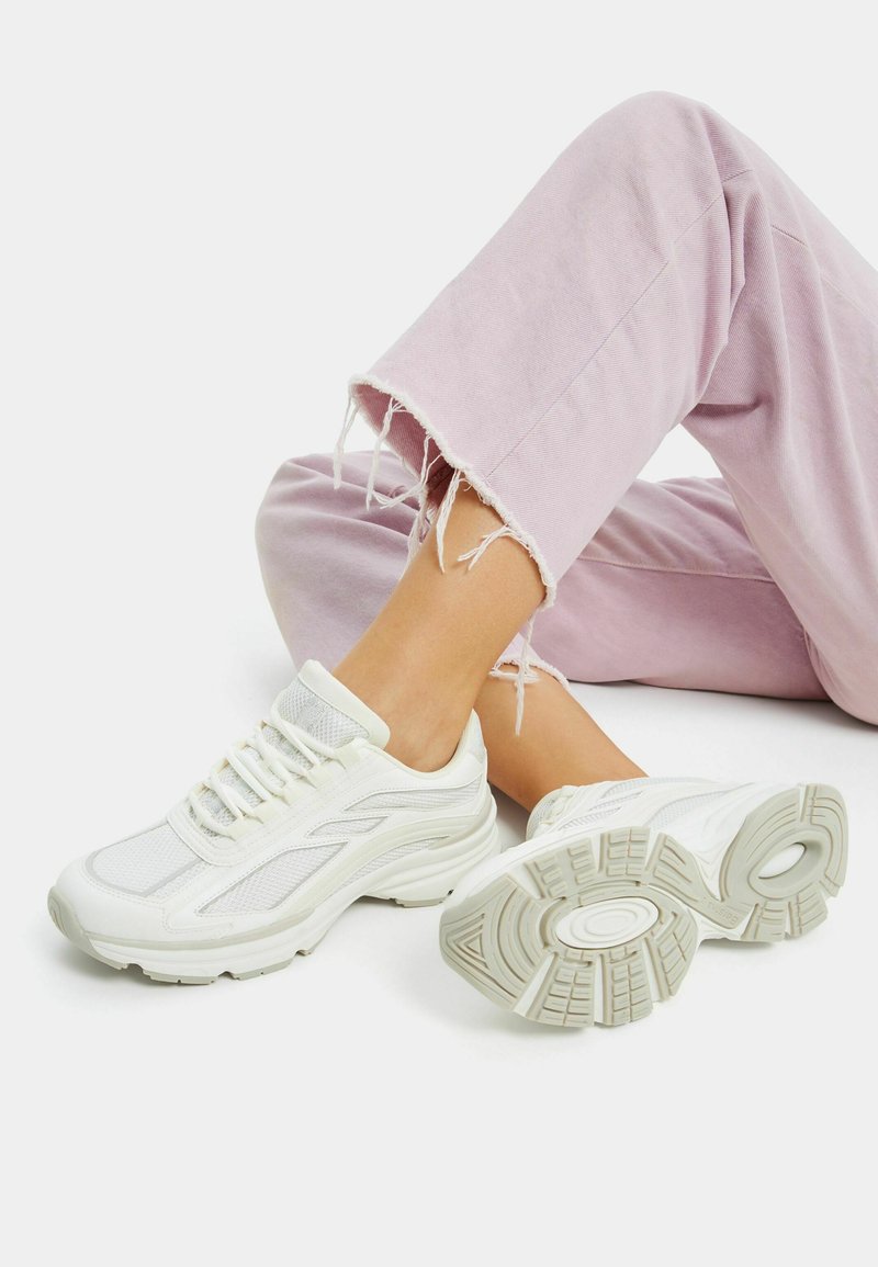Bershka - Matalavartiset tennarit - white, Suurenna
