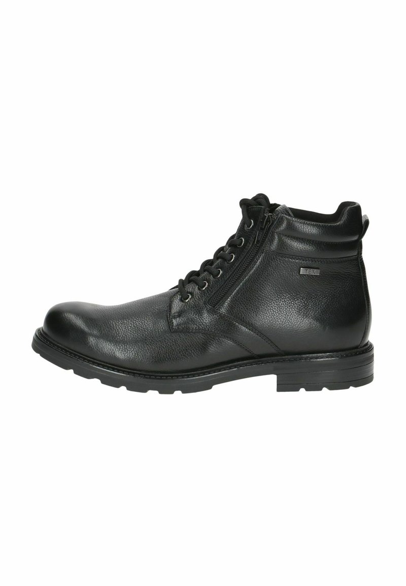 Botas de tobillo de cuero negro con un acabado texturizado, diseño con cordones, cremallera lateral y suela de goma. Presenta un pequeño acento metálico en el costado.