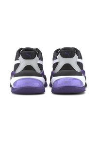 Schwarze und lila Sportschuhe mit einer strukturierten Sohle, grauen Akzenten und weißen Details an den Seiten, ausgestattet mit einem gepolsterten Kragen für zusätzlichen Komfort.