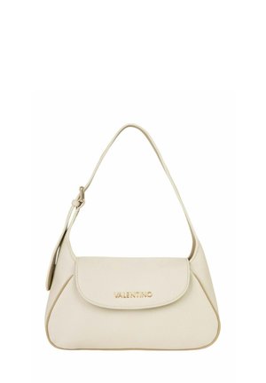 Sac à main en cuir crème avec une forme arrondie et une sangle réglable unique. Il est doté d'un rabat de fermeture et d'un logo doré sur le devant.