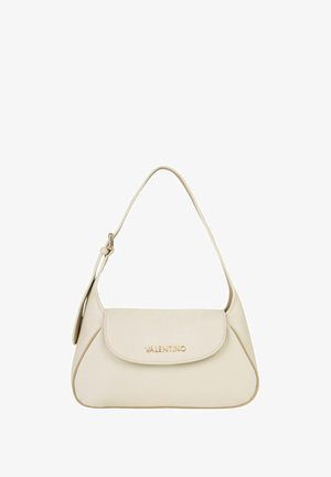 Sac à main en cuir crème avec une forme arrondie et une sangle réglable unique. Il est doté d'un rabat de fermeture et d'un logo doré sur le devant.