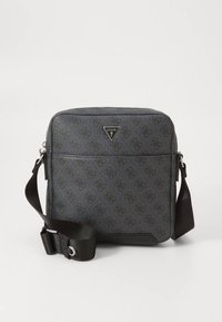 Szürke keresztpántos táska texturált felülettel, dőlt logó jelvénnyel, állítható pánttal és cipzáras záródással.