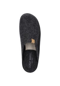 Zapatilla de felpa gris con un interior suave, parte trasera abierta y una pequeña etiqueta marrón. Presenta una marca de texto mínima en la plantilla.