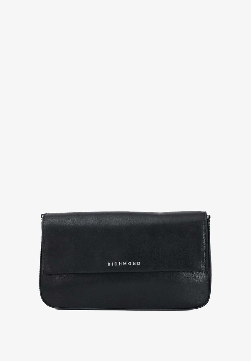 Borsa clutch nera in pelle con patta pieghevole, caratterizzata da un logo argentato "RICHMOND" centrato sul davanti. Design semplice ed elegante.