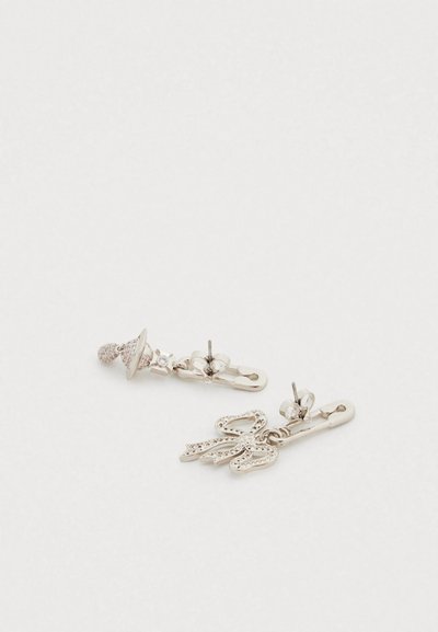 Σκουλαρίκια σε ασημί τόνο με σχέδιο κώνου και φιόγκου, με υφή στην επιφάνεια και μικρές διαφανείς πέτρες ως διακοσμητικά στοιχεία. Κούμπωμα με πεταλούδα στο πίσω μέρος.