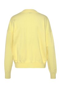 Żółty sweter dziany o luźnym kroju, z prążkowanym dekoltem i mankietami, miękka tekstura, minimalistyczne detale, rękawy do połowy ramienia, jednolity kolor.