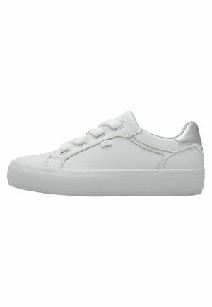 Sneaker bianco in pelle con una superficie liscia, punta tonda, dettagli argentati sul tallone e lacci piatti. La suola in gomma presenta delle righe verticali.