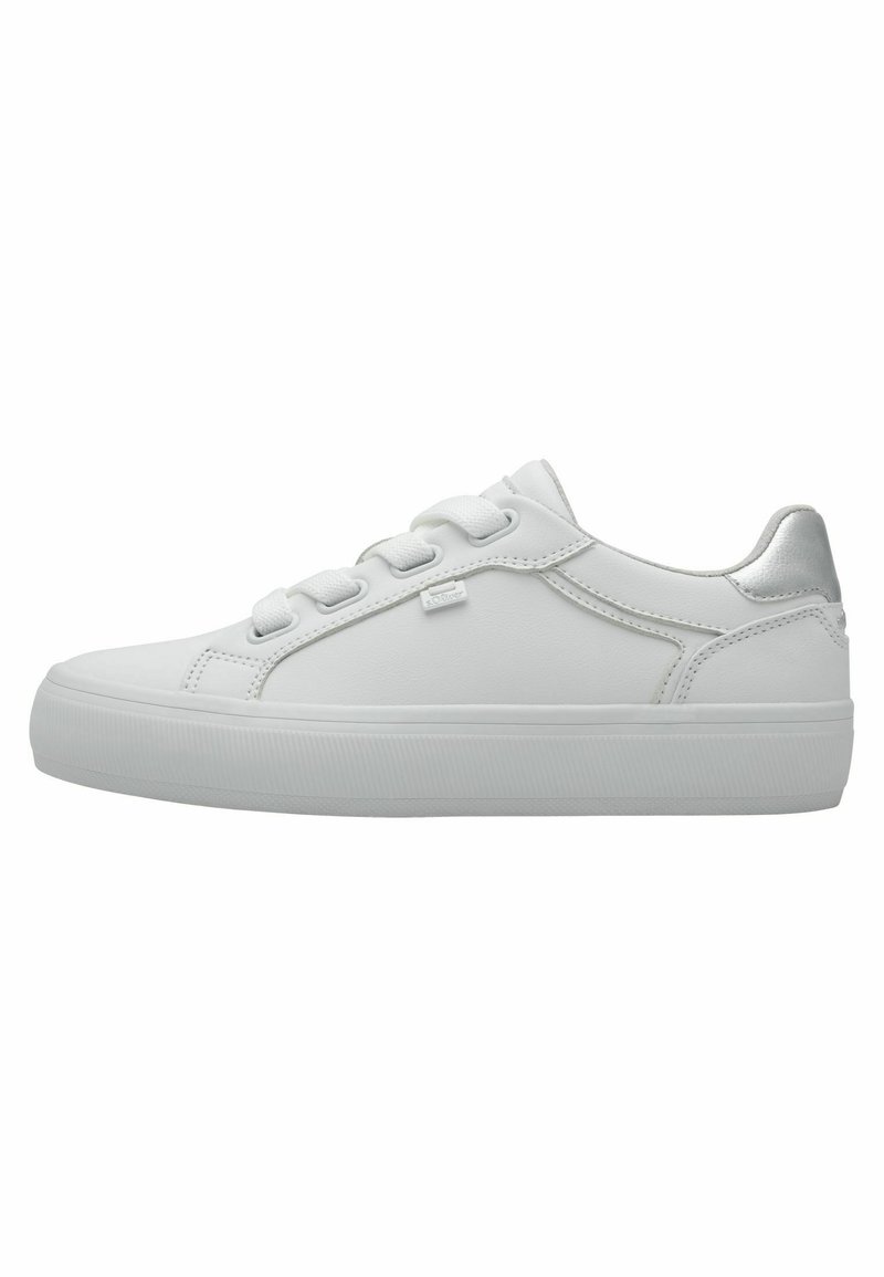Baskets en cuir blanc avec une texture lisse, bout rond, accents argentés sur le talon et lacets plats. La semelle en caoutchouc présente des rainures verticales.