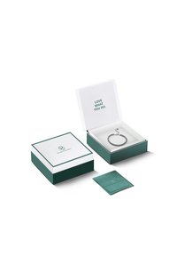 Bracciale d'argento in una scatola verde e bianca. Il coperchio della scatola presenta la scritta "AMA QUELLO CHE FAI" all'interno. Include un portacarte verde.