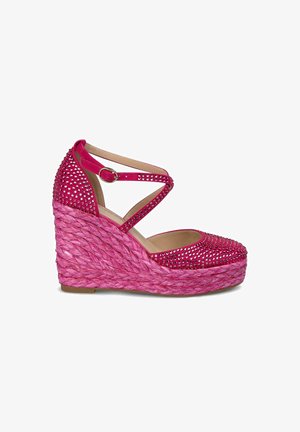 Rosa Espadrille-Wedgeschuh mit strukturiertem gewebtem Sohlen, verziert mit Strasssteinen im oberen Teil und gekreuzten Knöchelriemen.