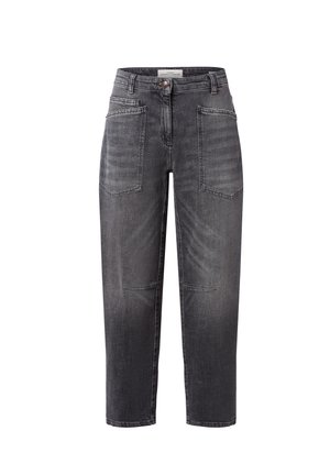 Zwarte denim jeans met een rechte snit, verkorte lengte, twee voorzakken en minimale stikdetails. De stof heeft een lichte glans.
