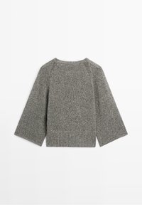 Grå strikket sweater med brede ærmer og ribbet kant, lagt fladt på en hvid baggrund.