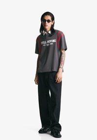 Bershka PRINTED SHORT SLEEVE - Pikeepaita - grey