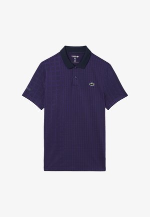 Polo shirt viola con un motivo a griglia testurizzato, maniche corte e colletto blu navy. Presenta un logo Lacoste verde sul petto.