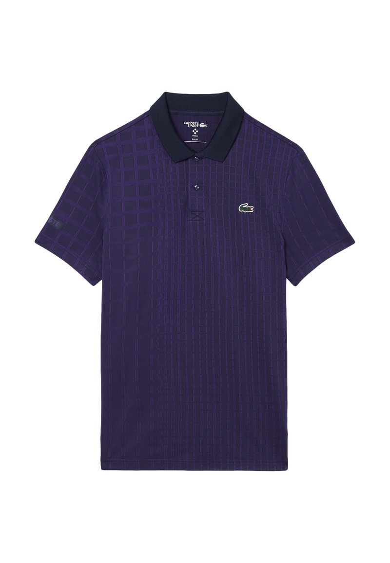 Polo shirt viola con un motivo a griglia testurizzato, maniche corte e colletto blu navy. Presenta un logo Lacoste verde sul petto.