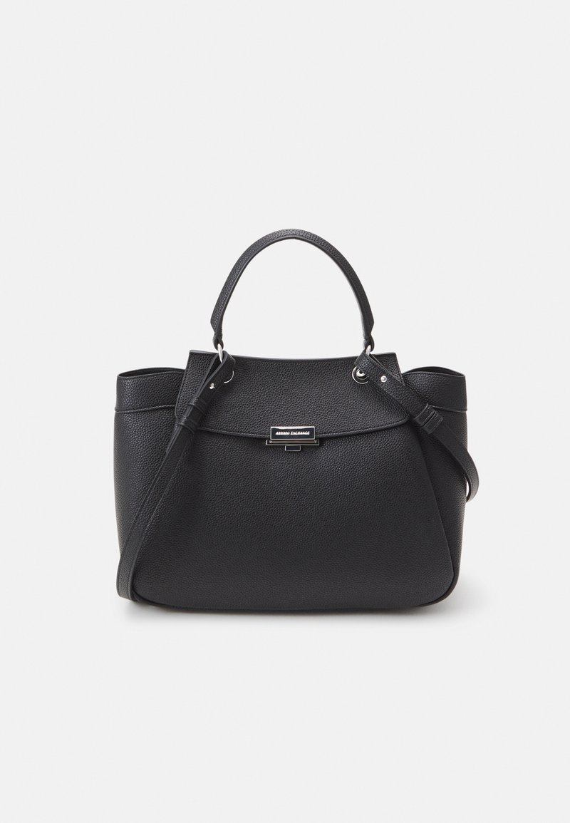 Sac à main en cuir noir texturé avec poignée courte et bandoulière réglable, ornée d’une plaque logo argentée sur le rabat avant.