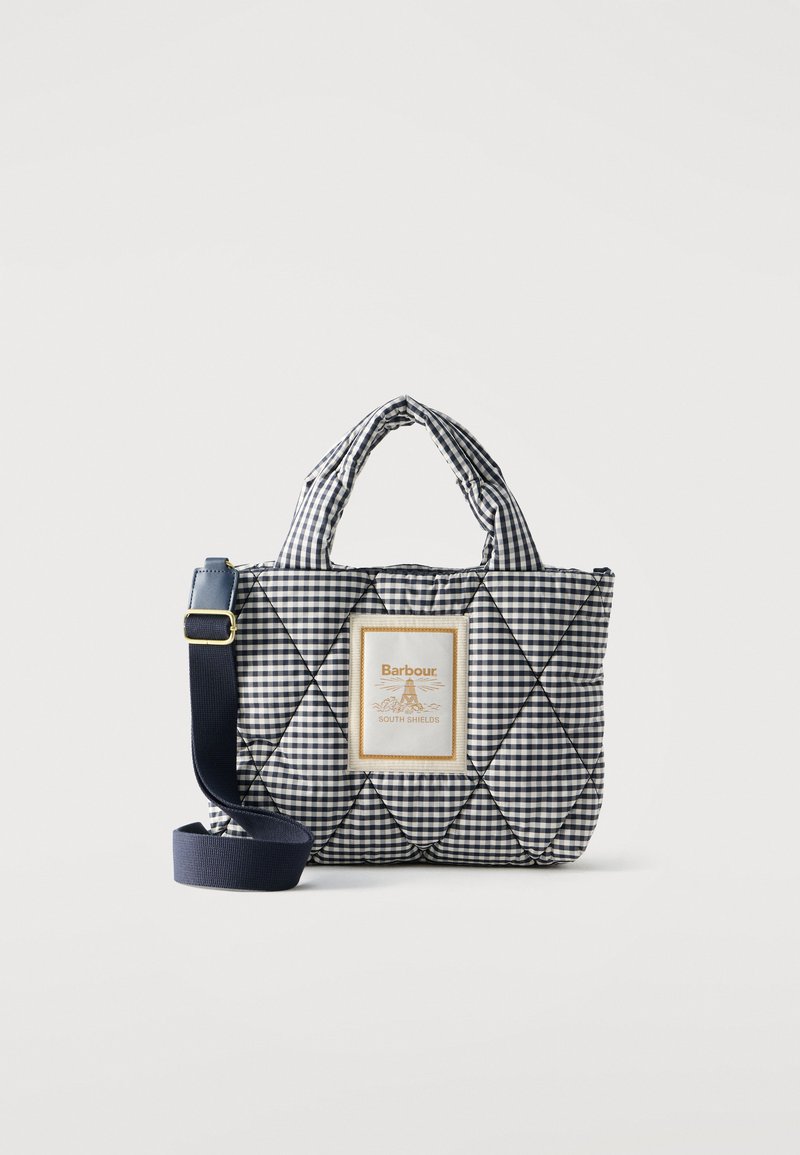 Tűzdelt tengerészkék-fehér kockás kézitáska rövid fogantyúkkal, állítható tengerészkék vállpánttal és Barbour South Shields logófolttal.