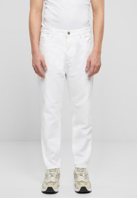 Pantalones vaqueros de mezclilla blanca con corte recto, que cuentan con bolsillos frontales, un sutil desgastado y un cierre de botón metálico en la cintura.