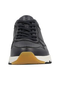 Männersneaker mit einem Obermaterial aus dunkelblauem Leder, Mesh-Akzenten, runden Schnürsenkeln, Gummisohle und kontrastierender brauner Außensohle. Vorderansicht.