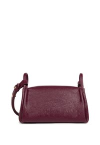 Sac à main en cuir bordeaux avec une finition texturée, de forme arrondie et une seule sangle réglable. Design minimaliste sans matériel.