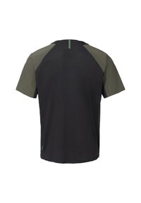 Camiseta atlética negra de manga corta. Presenta mangas raglán de color verde olivo, un patrón texturizado y un detalle de costura central en la parte posterior.