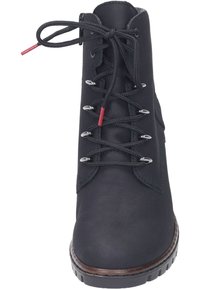 Botín negro con cordones, fabricado en cuero suave, que cuenta con ojetes de metal, detalles en cordones rojos y una suela de goma texturizada con detalles de relieve.