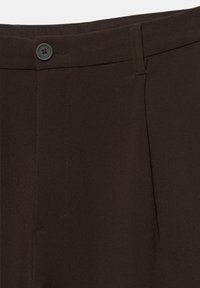 Sötétbarna nadrág gombos derékpánttal, övbújtatókkal és rejtett cipzáras sliccel.