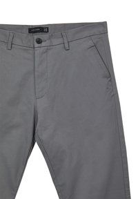 Pantaloni grigi con una texture liscia, caratterizzati da una chiusura zip, una singola chiusura a bottone e tasche frontali. L'etichetta riporta "Calliope."