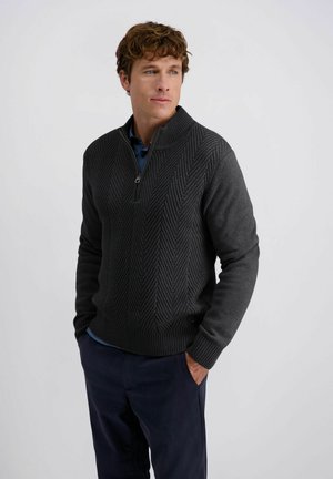 Donkergrijze pullover trui met hoge kraag en een kwart rits, voorzien van een getextureerd herringbonepatroon en geribde manchetten en zoom.