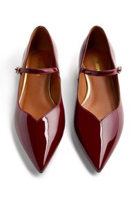 Ballerine in pelle laccata bordeaux con punta appuntita e sottile fibbia alla caviglia. Include una soletta imbottita e una finitura lucida.