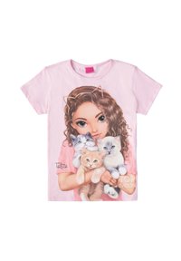 T-shirt in cotone rosa con una ragazza che tiene quattro gattini, con una grafica dettagliata e accenti a forma di orecchie di gatto sul colletto.
