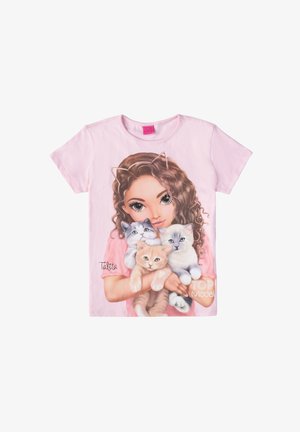 T-shirt in cotone rosa con una ragazza che tiene quattro gattini, con una grafica dettagliata e accenti a forma di orecchie di gatto sul colletto.