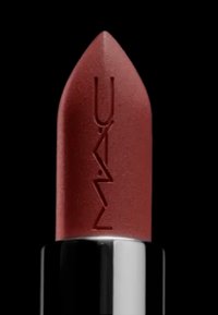 Rossetto con finitura opaca, in una tonalità rosso-marrone. Presenta una punta appuntita e un logo inciso. La base è nera lucida.