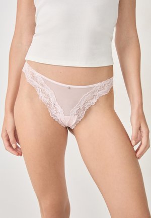 String en dentelle rose avec des inserts en mesh transparent, motif floral complexe sur les bords et un petit embellissement décoratif au centre.