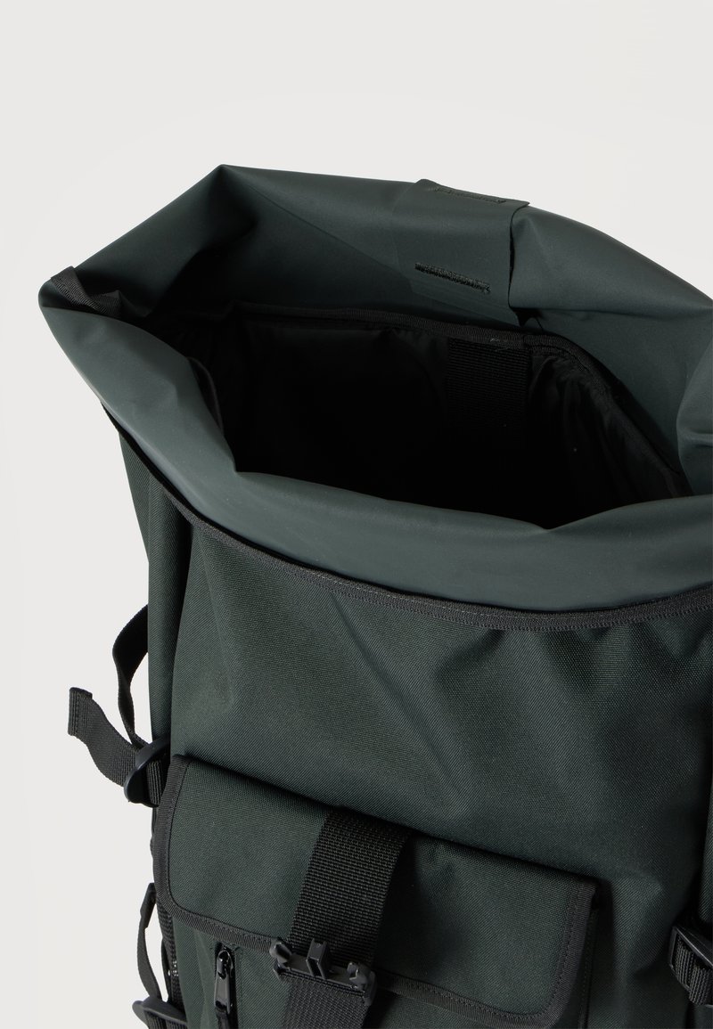 Schwarzer Roll-Top-Rucksack mit offenem Hauptfach und einer Vordertasche, die mit Schnalle und Reißverschluss gesichert ist.