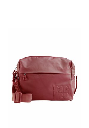 Sac bandoulière rectangulaire rouge avec sangle réglable, poche zippée et texte embossé "MD 20" en bas à droite sur le devant.