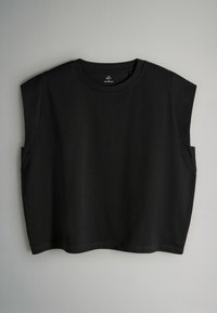 Musta, lyhyt hihaton t-paita, valmistettu pehmeästä puuvillasta, pyöreällä pääntiellä ja rentolla istuvuudella, jossa on hillityt sivuaukot hengittävyyden takaamiseksi.