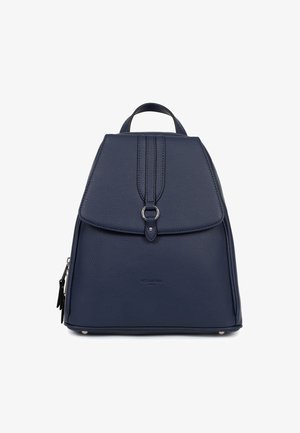 Zaino in pelle blu navy con finitura testurizzata, chiusura a patta, due cuciture verticali e manico superiore; presenta una tasca laterale con zip.
