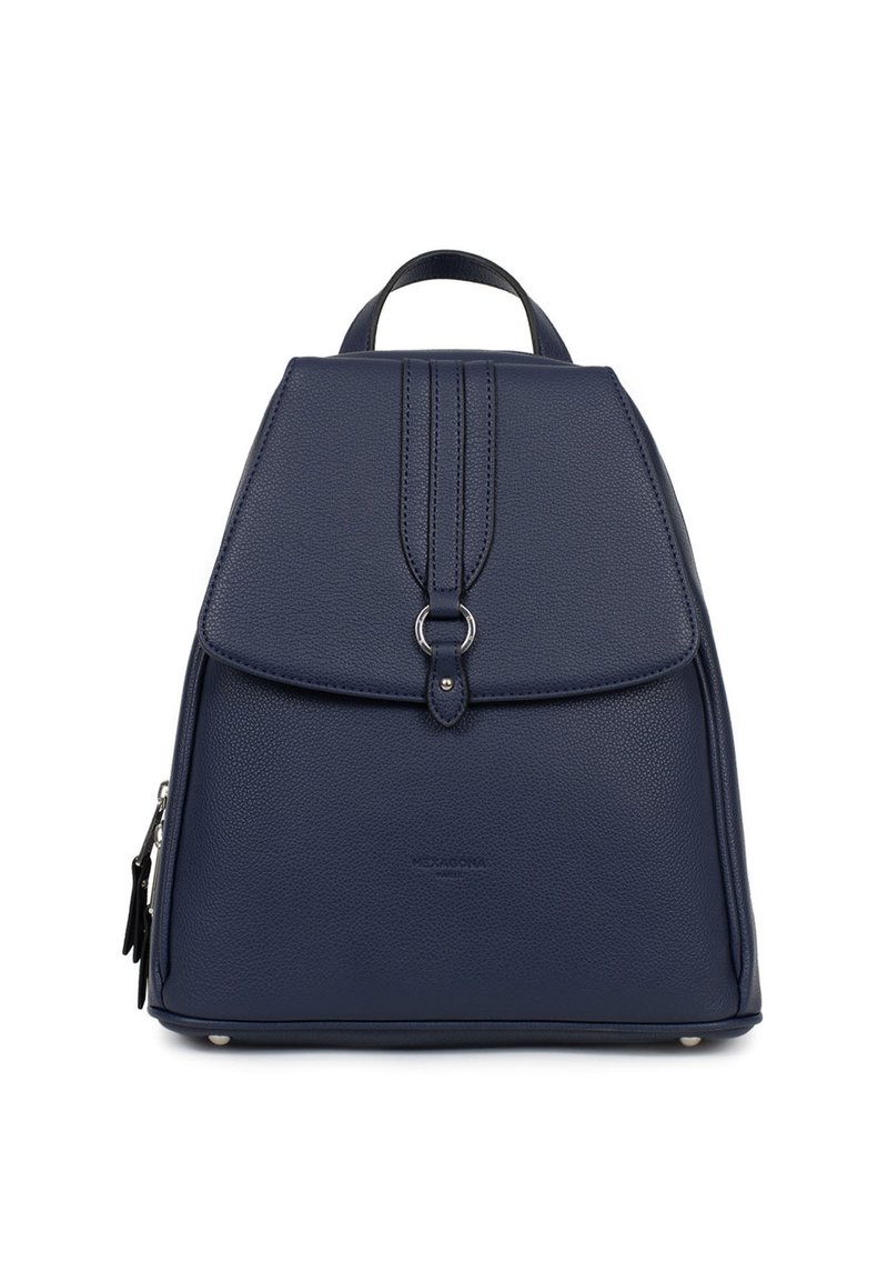 Zaino in pelle blu navy con finitura testurizzata, chiusura a patta, due cuciture verticali e manico superiore; presenta una tasca laterale con zip.