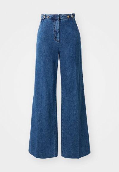 Bredde bukser i mørkeblå denim med høy midje, med gullknappdetaljer og sømmer langs lommene og sømmene.