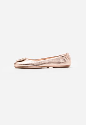 Metallic-roségoldener Leder-Ballerina mit rundem Zeh, elastischer Ferse und großem dekorativem Knopf vorne.