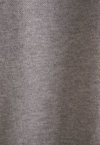 Tessuto grigio con un motivo a maglia texture, caratterizzato da un intreccio di media spessore e leggera variazione nei toni. Morbido al tatto.