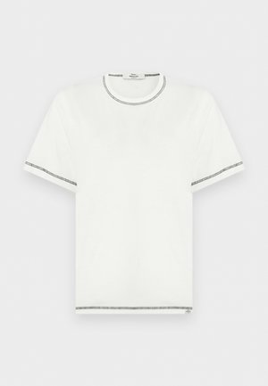 Biele tričko s krátkym rukávom a okrúhlym výstrihom, s čiernym kontrastným šitím pozdĺž goliera, rukávov a lemu, zobrazené na jednoduchom bielom pozadí.