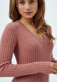 Desires DEAMABEL V-NECK DRESS - Pouzdrové šaty - pink